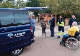 La Diputación de Cáceres dona una furgoneta a Asdivi Villuercas