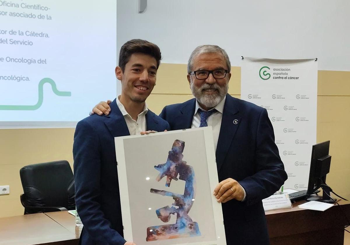 Pedro Pastor, presidente de la Asociación Española Contra el Cáncer en Cáceres, entrega la Ayuda Cátedra AECC al doctor en Ciencias del Deporte y director de la Cátedra Prometeo Santos Villafaina.