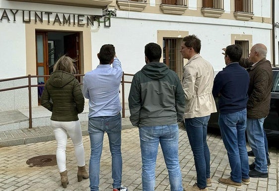 Las autoridades visitan las nuevas reformas realizadas.