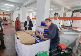 José Luis Quintana visita el Banco de Alimentos pacense.