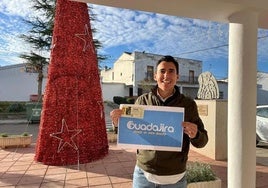 El alcalde de Guadajira Sergio Fernández sostiene el décimo premiado.