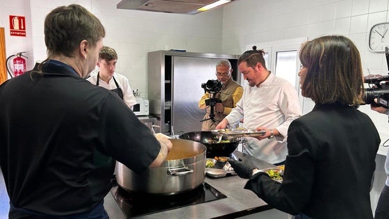 Usuarios del Comedor Social Padre Cristóbal de Mérida degustan los platos de un restaurante en una iniciativa solidaria