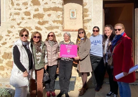 Entrega de una de las placas.