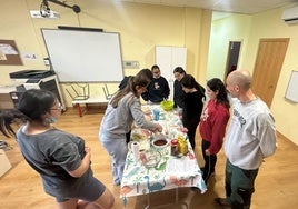 Un grupo de jóvenes prepara una de las recetas seleccionadas en el taller de cocina y compra.