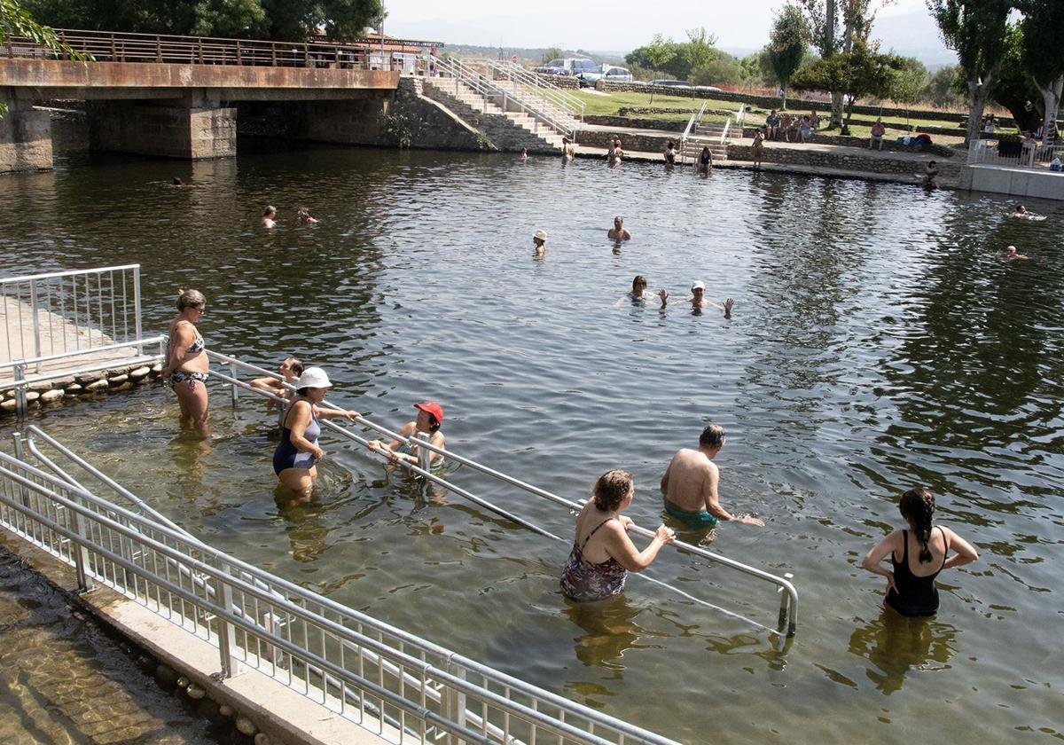 La reforma de la piscina natural cacereña de La Granja mejora la accesibilidad de personas con movilidad reducida