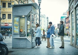 Kiosko de la ONCE con clientes.