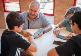 El Ayuntamiento de Mérida impulsa un taller sobre el uso de dispositivos móviles para las personas mayores
