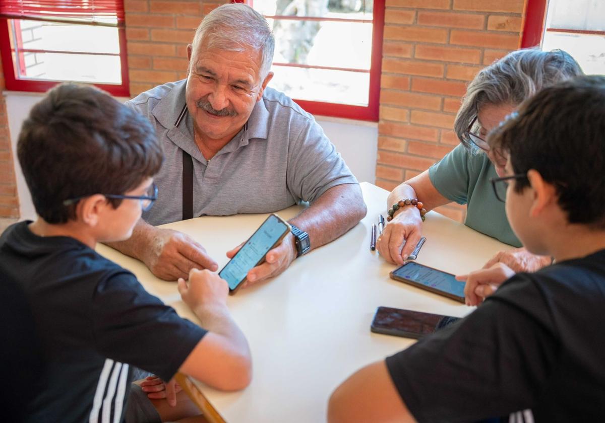 El Ayuntamiento de Mérida impulsa un taller sobre el uso de dispositivos móviles para las personas mayores