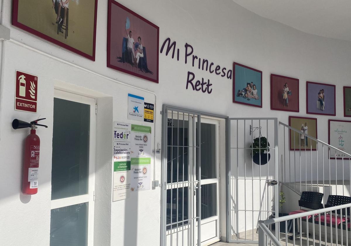 Cartel de la fachada de la asociación.