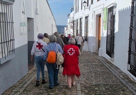 Durante un paseo con mayores por uno de los pueblos de la comarca.
