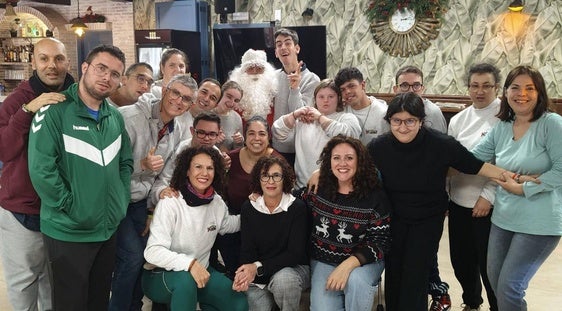 Los participantes junto a Papá Noel.