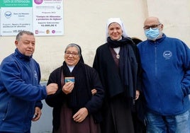 Entrega de una de las tarjetas solidarias.