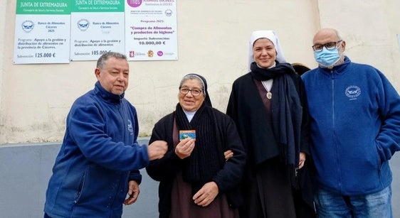 El Banco de Alimentos de Cáceres entrega tarjetas solidarias a entidades sociales para la adquisición de productos