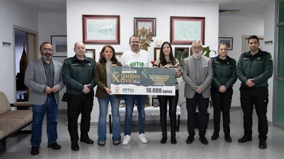 La Guardia Civil de Cáceres entrega 10.000 euros de su carrera solidaria a la Asociación de Esclerosis Múltiple