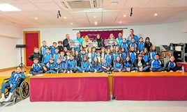 Alumnos y profesores tras la presentación de la iniciativa para los dos próximos cursos.