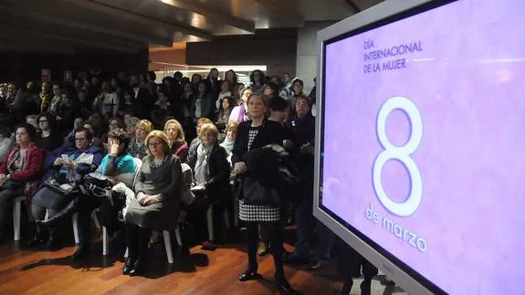 Acto del Día de la Mujer en la Asamblea de Extremadura en 2016.