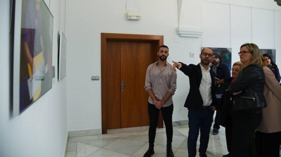 La presidenta de la Asamblea viendo la exposición que hace un recorrido por la labor de los terapeutas ocupacionales en Extremadura.