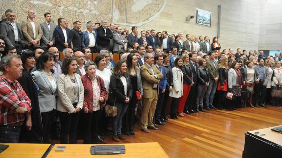 Foto de familia de los alcaldes de los municipios que se han unido a la rúbrica en la Asamblea.