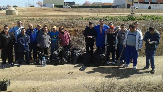 Voluntarios de Inclusives restauran un tramo del camino natural Vía Verde Vegas del Guadiana