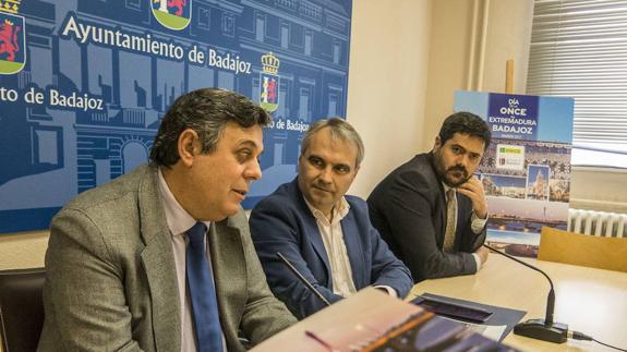 Acto de presentación en el Ayuntamiento de Badajoz del programa de actividades con motivo del Día de la ONCE.