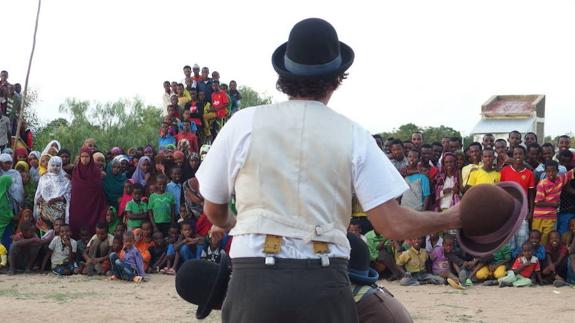 Actuación de Payasos Sin Fronteras en un campamento de Etiopía.