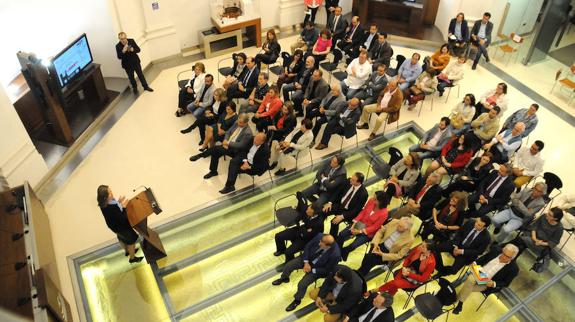 La presidenta de la Asamblea de Extremadura durante su intervención ante el público.