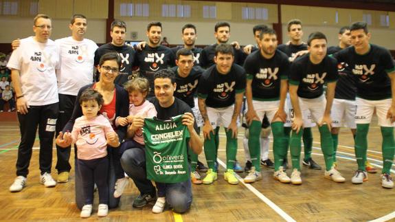 Alicia con sus padres y su hermana junto con el equipo del Jerez Futsal.