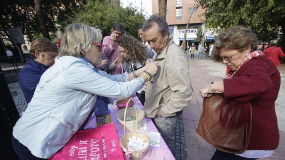 Una de las actividades celebradas en el día internacional contra el cáncer de mama de la AECC de Cáceres.