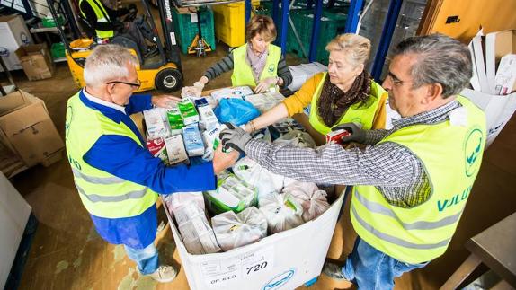 Voluntarios recogiendo cartones de leche dentro de la campaña 'Ningún niño sin bigote'.