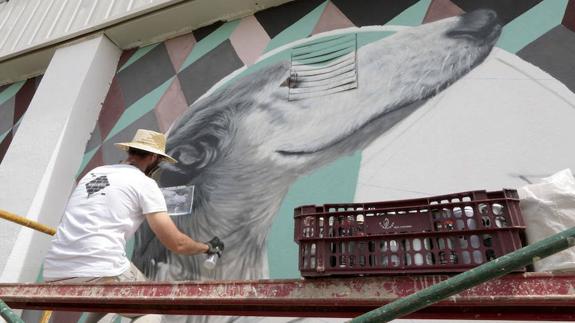 Pintando un muro en la localidad cacereña de Serradilla dentro del proyecto pictórico que tiene como fin acercar el arte urbano a los pueblos de la provincia.