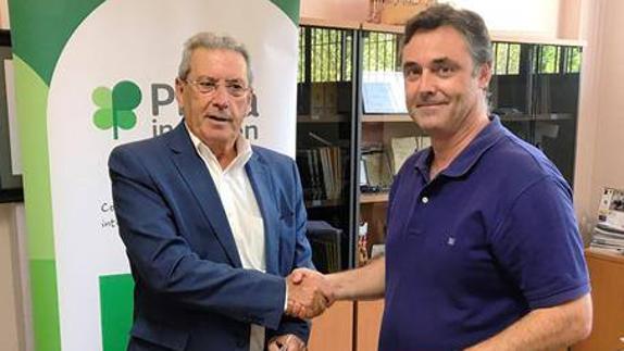 Momento de la firma del convenio para poner en marcha el servicio de conciliación familiar.
