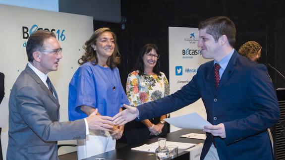 Acto de entrega de las becas.