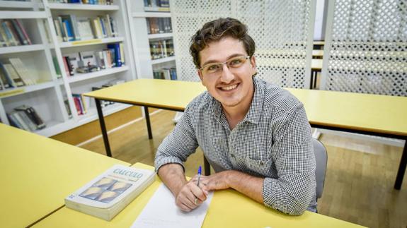 Belal Kharouf en la biblioteca de la Residencia Universitaria de la Fundación Caja Badajoz.