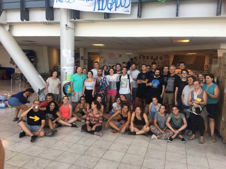 José Cruz, a la izquierda de la imagen, con el grupo de voluntarios que trabaja para ayudar a los refugiados.