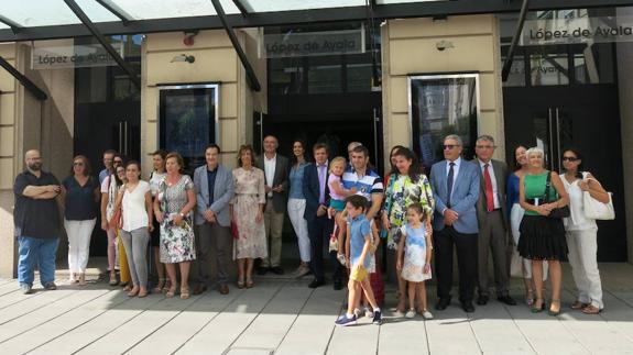 Foto de familia en la presentación de la nueva dotación.