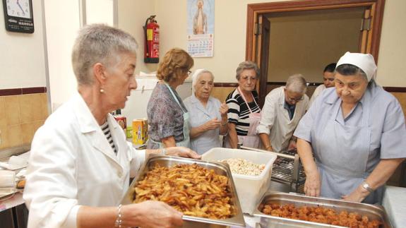 Las hermanas y voluntarias del Comedor Social de las Hijas de la Caridad de San Vicente de Paul preparan la comida para los más necesitados.