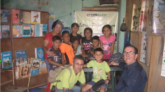 Damián Gallego, a la derecha, en una casa de niños en Perú.