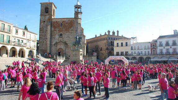 Algunos de los participantes en la Marcha contra el Cáncer en Trujillo.