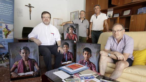 Padrinos extremeños con manos en la India