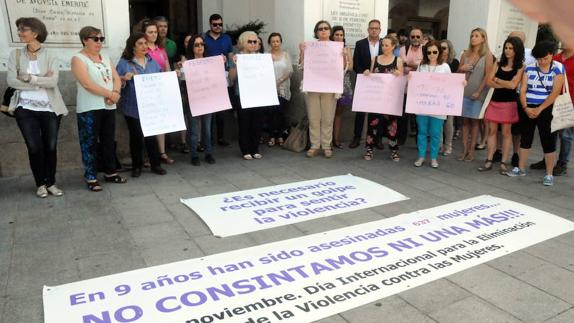Imagen de archivo de un minuto de silencio en Mérida contra la violencia de género.