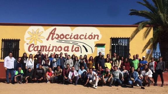 Foto de familia de los usuarios, equipo técnico y los alumnos del IES Santa Lucía del Trampal.