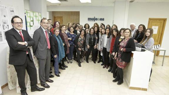 Foto de familia tras la inauguración de la nueva sede.
