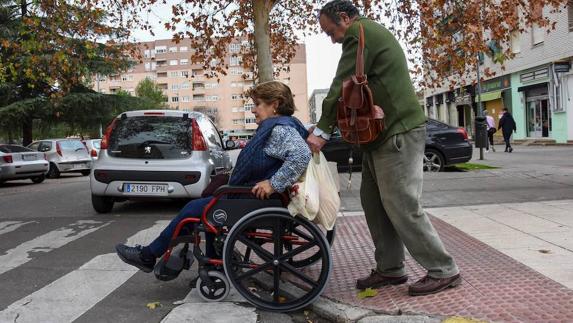 Un agujero impide a una persona en silla de ruedas pasar por un paso de cebra en Badajoz.