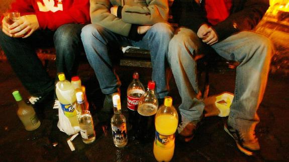 Jóvenes de botellón.