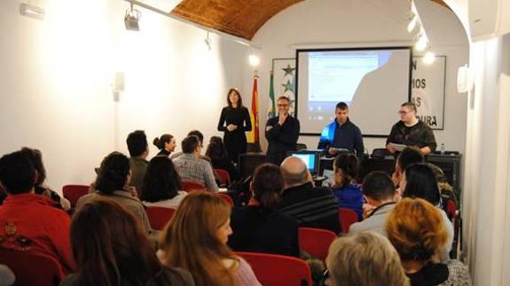 Profesionales de la Oacex durante el inicio de una dinámica.