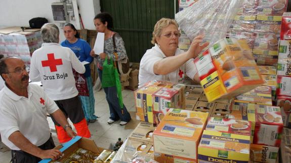 Cruz Roja reparte alimentos entre los más necesitados.