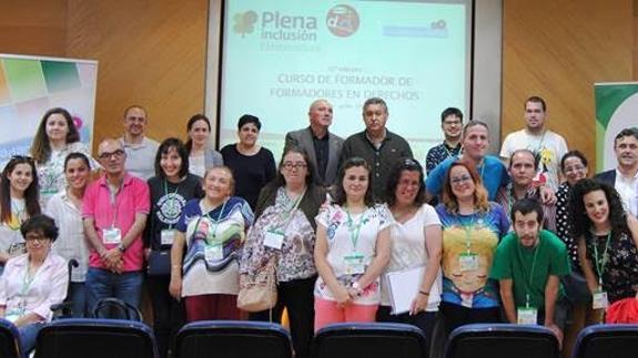 Participantes en la apertura del curso Formador de Formadores en Derechos impartido en la UEx. 