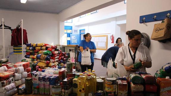 Trabajadoras municipales colocan los alimentos donados.