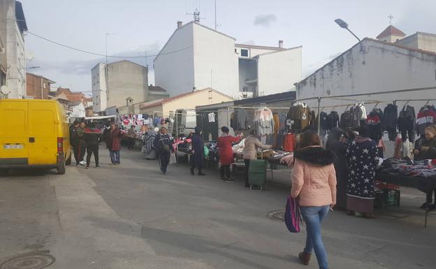 Los comerciantes del mercadillo protestan por la subida de tasas municipales