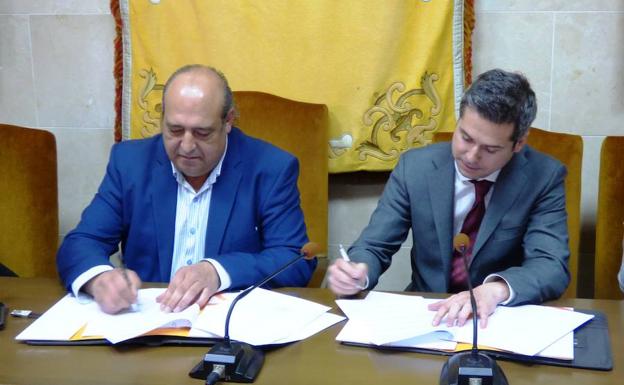 Raúl Miranda y José Miguel Ferrer en la firma del convenio 